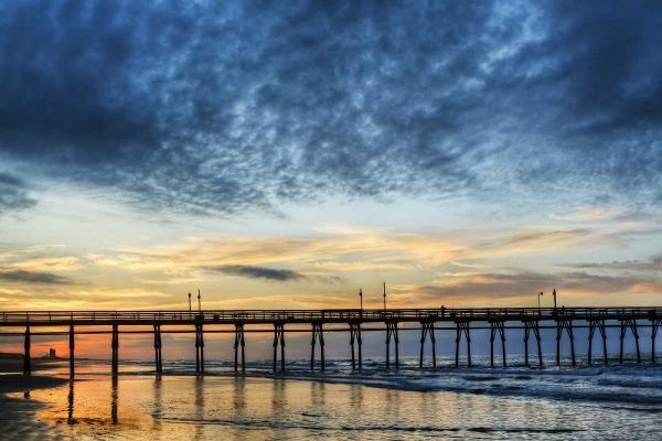 USA, North Carolina Sunset Beach pier at sunrise